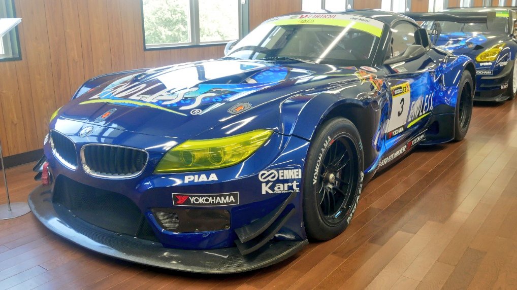 P71VicVetteJP's tweet photo. GT3マシンのなかでもお気に入りなZ4 GT3。
もはや二層構造とも言える独特なリアウイングやフロントタイヤが一部露出するフェンダーの造形、かつての911並みに存在感が強い巨大なリアの張り出しなど非常に面白い形をしております。
このZ4だけでも長野まで遠征する価値はありますね。 https://t.co/7wK8imdrx9