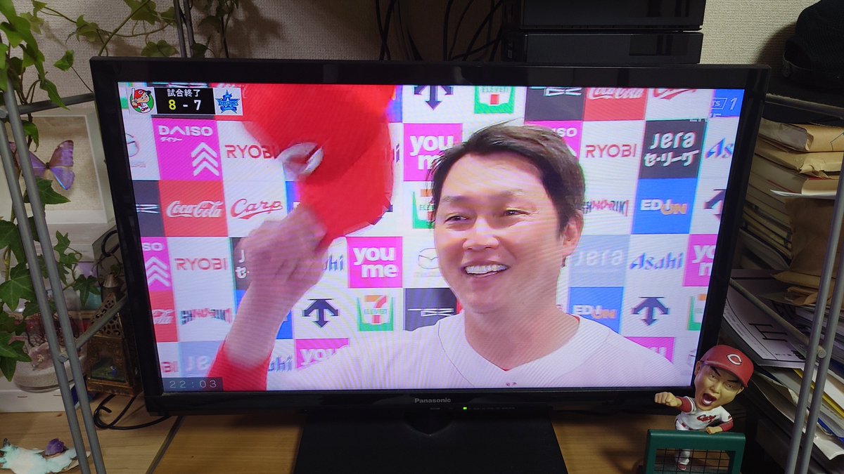 8787okat's tweet photo. 【広島東洋カープ】試合後の新井さんのインタビュー🤓
テレビ中継に来ていた山本浩二さんへ向けて笑顔溢れとりました☺
浩二さんがテレビ中継すると打線が爆発するんじゃげな。 https://t.co/IUEFoXoWUg