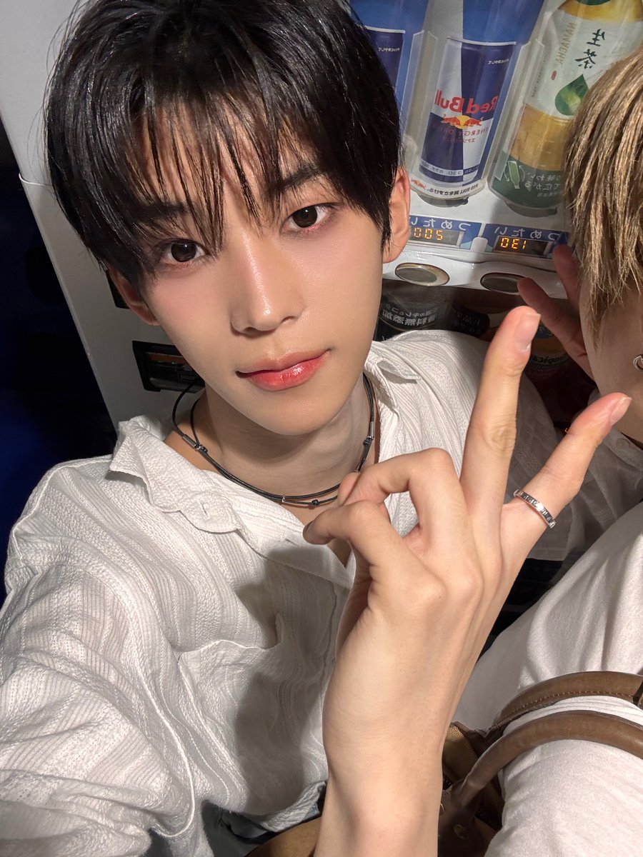 idmixer's tweet photo. 구도가 연상 셀카찍을때 연하 난입한거같은데 와중에 그대로 찍어서 올린거 https://t.co/8fWUCsVYwe
