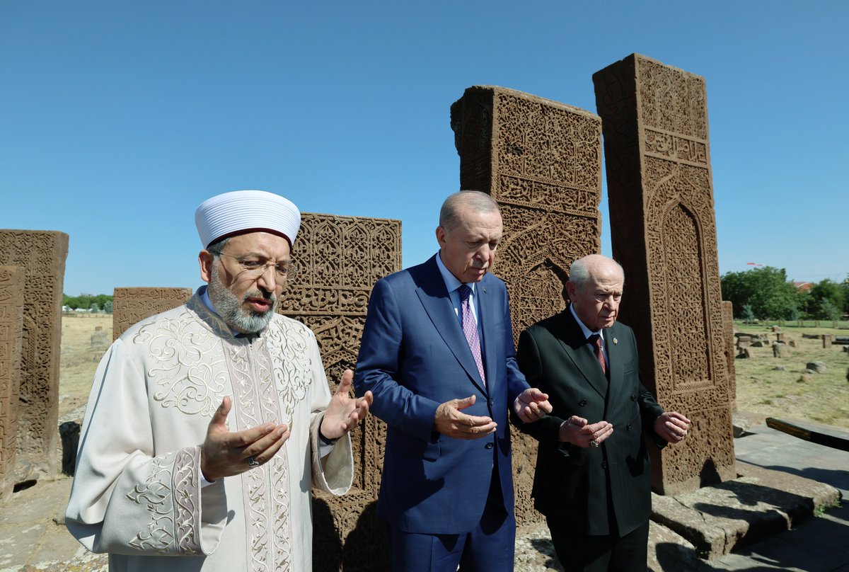 Aziz68584555's tweet photo. Genel Başkanımız Sayın Devlet BAHÇELİ ve Cumhurbaşkanımız Sayın Recep Tayyip ERDOĞAN, Malazgirt Zaferi’nin 955. yıl dönümü dolayısıyla Ahlat Selçuklu Mezarlığı’nı ziyaret ettiler. https://t.co/GXFykE72ut