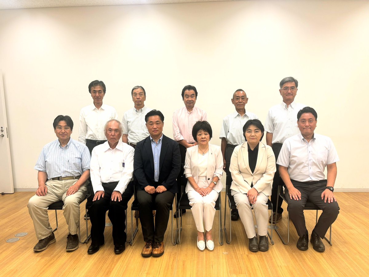 ROKUing's tweet photo. 本日は、小金井市都市農政推進協議会の皆様と、懇談の機会をいただきました。

猛暑の中にあっても、学校給食や庭先販売をはじめ、市民の皆様の暮らしを支えるとともに、農地を守り、お花や植木や新鮮な野菜を届けてくださっている皆様です。

現場の貴重なお話を伺い、大変有意義な懇談となりました。心より御礼申し上げます。
もちろん、国での法改正が必要な課題も多くありますので、しっかりと国会議員•都議会議員とも連携が必要です。

これからも、農地の保全と地場農業の発展に向け、皆様とともに汗をかいてまいります。