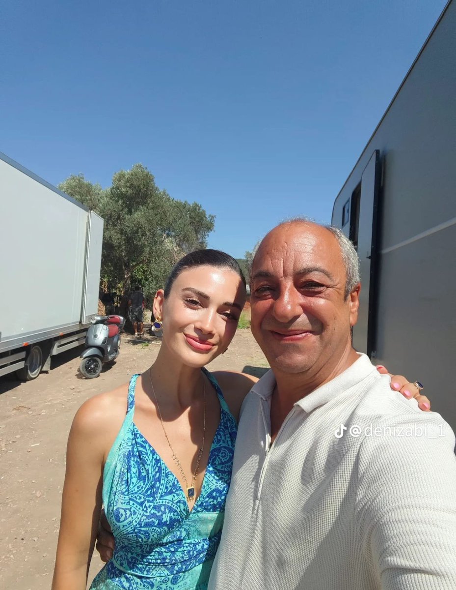 ozgeyetkinlik's tweet photo. 📸 | #DoğanınKanunu setten #ÖzgeYağız ✨️ https://t.co/0AjhkUEj3n
