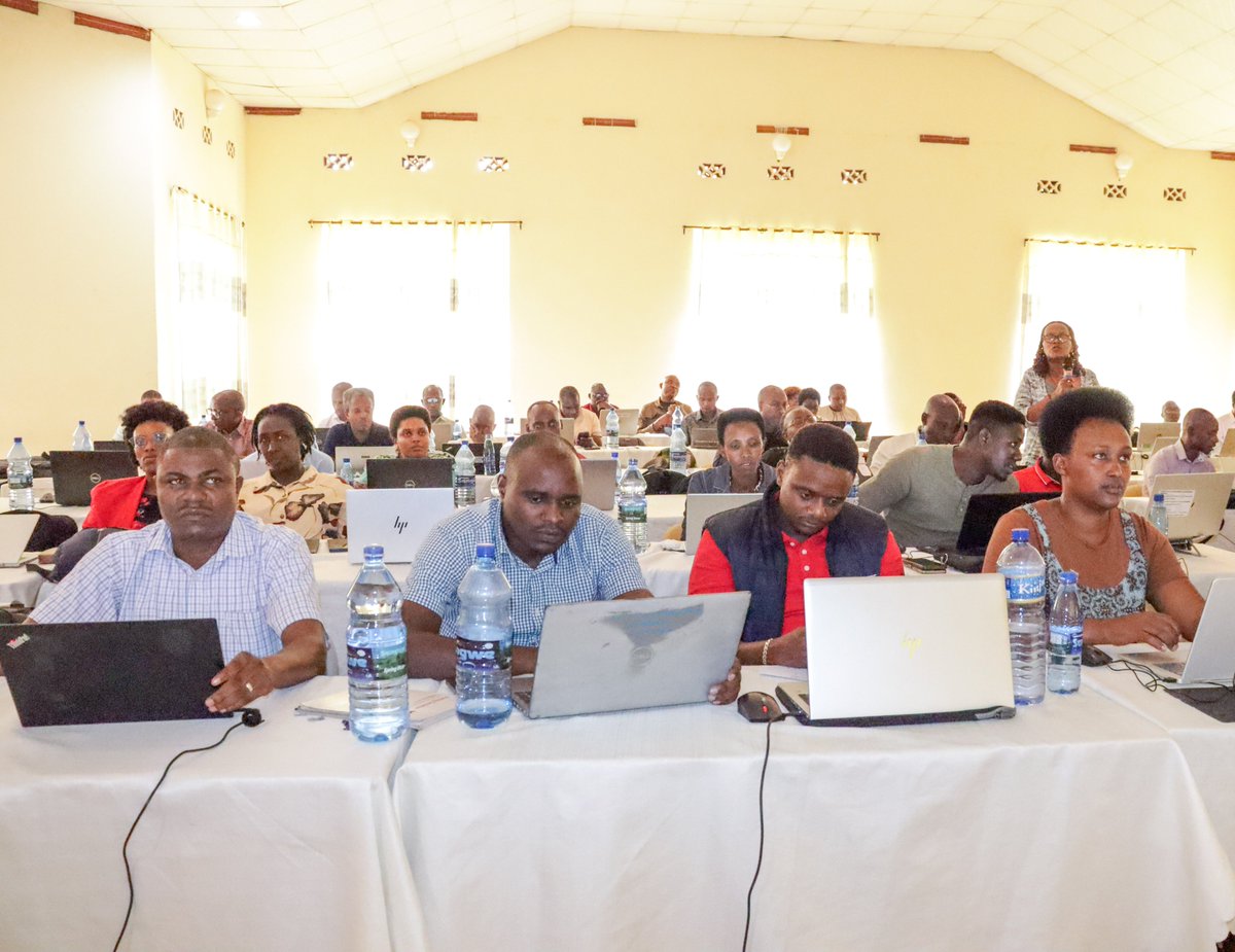 msp_burundi's tweet photo. #SNIS : vers des outils de collecte harmonisés et des données de santé plus fiables
Du 24 au 28 août 2026, la Direction du Système National d’Information Sanitaire (#DSNIS ) du @msp_burundi organise à #Ngozi un atelier consacré à la conception des registres et du guide de remplissage des outils du SNIS.
Cette rencontre s’inscrit dans la continuité de l’atelier précédent consacré à la finalisation des indicateurs et des canevas, dans le cadre du processus de révision et d’harmonisation des outils de rapportage.
Les participants, issus des différents programmes de santé et des structures techniques du Ministère, travaillent à l’élaboration de registres et d’un guide de remplissage standardisés, alignés sur les indicateurs retenus pour la période 2027-2029. L’objectif est d’assurer une meilleure cohérence entre les outils de collecte et le système DHIS2, tout en harmonisant les pratiques à tous les niveaux du système de santé.
Les travaux ont été officiellement ouverts par Dr Evariste NIYONDIKO, Responsable d’Action Communication, Informations et Archives, qui a salué les efforts engagés pour renforcer le système d’information sanitaire et améliorer la qualité des données produites.
A terme, ces outils permettront de renforcer la qualité, la disponibilité et l’utilisation des données sanitaires pour une meilleure prise de décision, tout en facilitant la collecte, le rapportage et l’analyse des données dans l’ensemble du système de santé.
#SNIS #DHIS2 #DonnéesDeSanté #SantéPublique #DigitalHealth #Burundi