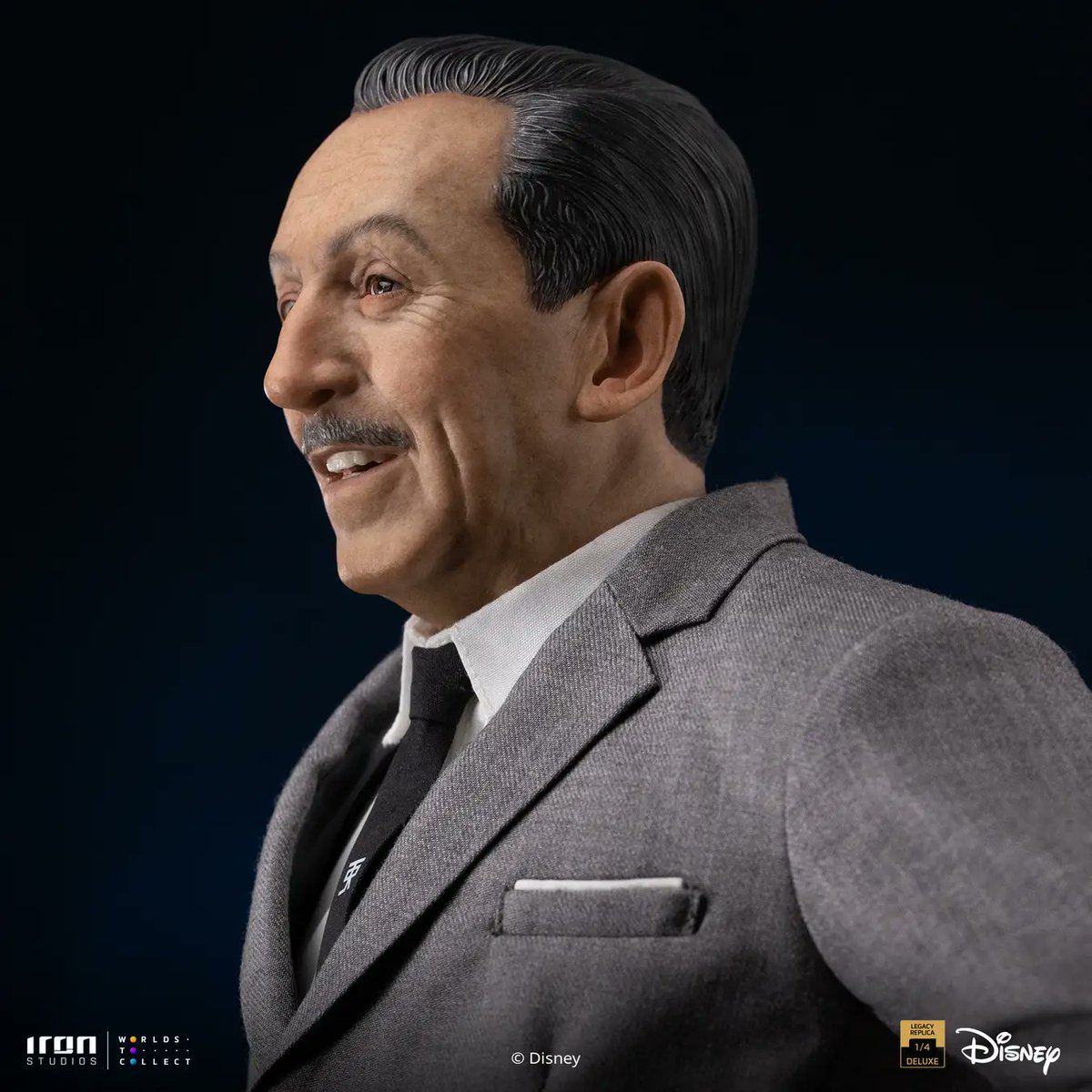 lortocha's tweet photo. ウォルト・ディズニーとミッキーマウスのシリアルナンバー入りの1/4フィギュア（高さ約60ｃｍ）！
スーツも布を使用していてクオリティかなり高い！！
そして手を繋いでいるのが尊い😭
いつかロルカナに実装されるか？！

【260000円税込】 https://t.co/eL9CpvvyPs