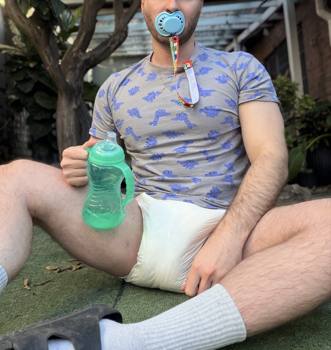 closetkrinkster's tweet photo. Daddy’s bottle-fed boy https://t.co/yI5HB5Aenb