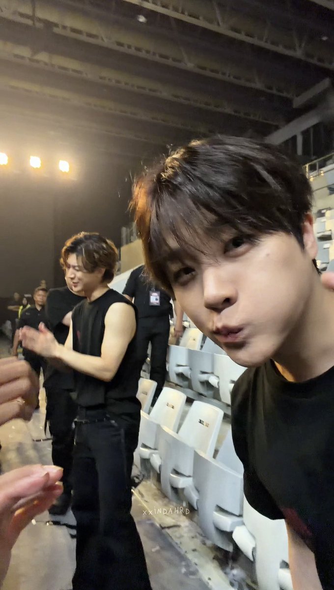 xxindahrd's tweet photo. jinani’s cute 4 poses in just a few seconds lol he’s a pro

tho i got my half heart unnoticed but he’s so cute so thats okay🤣

#아이콘 #iKON #iKON_FOUREVER_JAKARTA #iKON_FOUREVER_TOUR https://t.co/tbfoBP9Edv