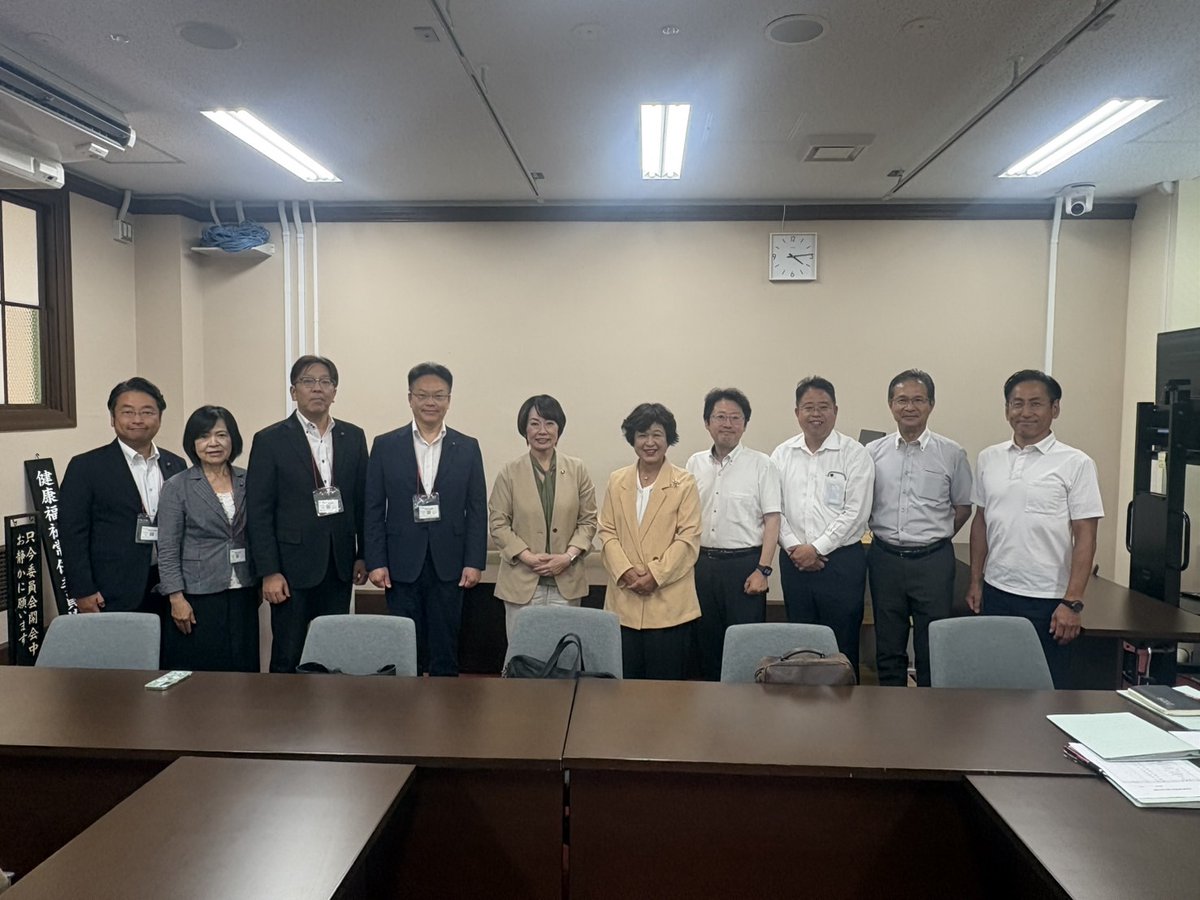 Tsuyoshi_Shomin's tweet photo. 昨日は朝から茨木西高校の登校パトロール。新学期も始まり無事故で登校していただきたいと思います。
午後は市町村との政策要望懇談会。
大東市の市長と写真に収まりました。
#公明党
#茨木市
#中野つよし
#ミスター庶民 https://t.co/JuQDe0ZC6s