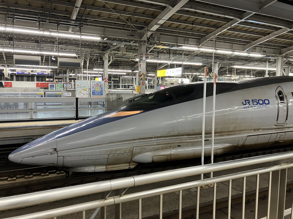 SORA103201's tweet photo. V4編成はかなり汚れが目立っていて、満身創痍な様子でした...
8/30で運用離脱ですもんね...500系の終焉も近づいていると感じさせられます https://t.co/wwaMCRzl6S