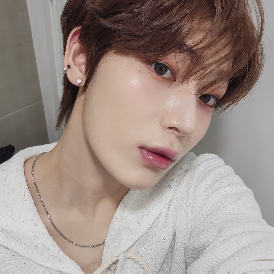sunymysunshine's tweet photo. Every day is a day closer to 2023 light red Sunoo https://t.co/zt9Y5ul76z