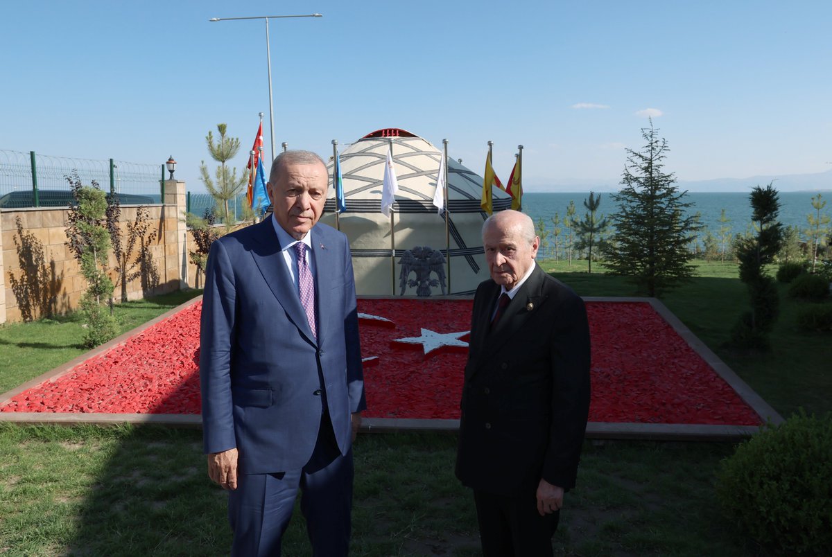 MHP_Bilgi's tweet photo. Cumhurbaşkanımız Sayın Recep Tayyip ERDOĞAN, Genel Başkanımız Sayın Devlet BAHÇELİ’yi Ahlat’taki konutunda ziyaret etti. https://t.co/QExYtyJUnr