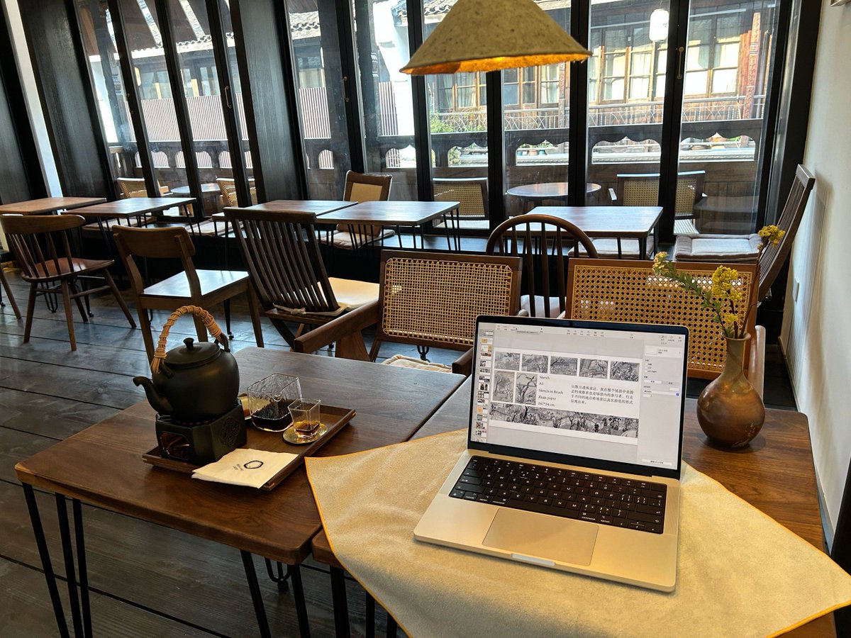 Transit90556592's tweet photo. This cozy corner by the window is my official work spot when no one’s looking  | 3 PM tea break = maximum productivity for my phone， https://t.co/j8FxSxFl4g