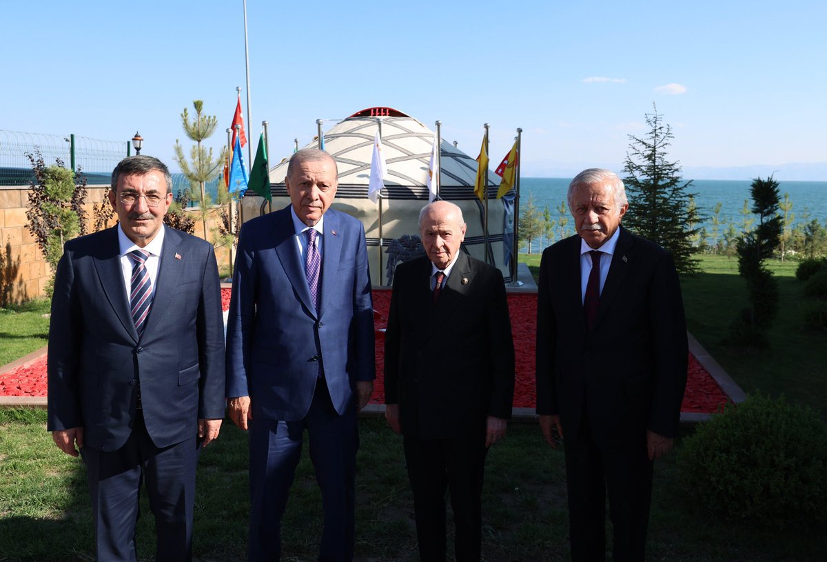 Ulku_Ocaklari's tweet photo. Cumhurbaşkanımız Sayın Recep Tayyip ERDOĞAN, Liderimiz Sayın Devlet BAHÇELİ’yi Ahlat’taki konutunda ziyaret etti. https://t.co/Mh7aschVT1