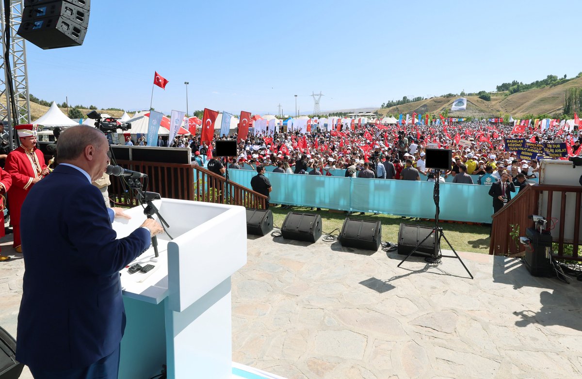 isikhanvedat's tweet photo. 📍Anadolu’nun giriş kapısı Ahlat’tayız.🇹🇷

Cumhurbaşkanımız Sayın @RTErdogan'ın teşrifleriyle Ahlat Etkinlik Alanı Programı'na katıldık.

Selçuklu Mezarlığı'nı ziyaret ederek Anadolu'yu yurt kılan Sultan Alparslan'ı ve tüm kahramanlarımızı dualarla yâd ettik. 

Dün olduğu gibi bugün de Malazgirt ruhunu milletçe yaşatmaya devam edeceğiz. 

#MalazgirtZaferi