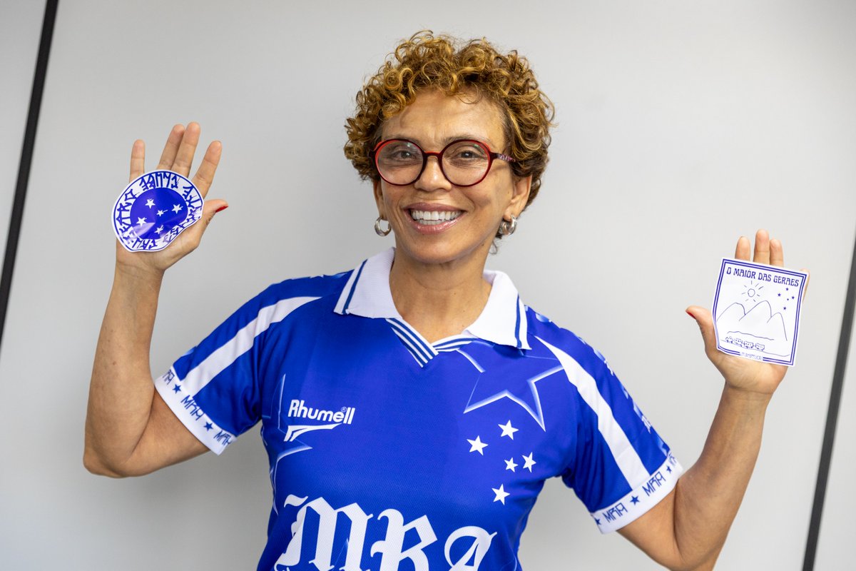 mariliacamposmg's tweet photo. Ganhei um presente histórico: a réplica da camisa do Cruzeiro da Libertadores de 1997, feita pelo fabricante original. Um resgate lindo da nossa identidade popular pelo Movimento Revolucionário Azul (MRA). Muito obrigada pelo carinho. Vamos, Cruzeiro! 🦊💙⭐ https://t.co/eODoZUEmat