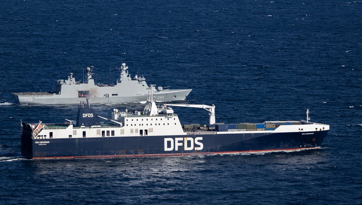 DefenceOps's tweet photo. 🦁Exercise LION PROTECTOR 26 sees @JEFnations forces test High North readiness through BALTIC EXPRESS
🚢Rehearsing maritime interdiction operations across the North Atlantic and Baltic Approaches.
🌍Ten nations. One Commitment. Ready Together. #JEFTogether https://t.co/iZkzUsguwR