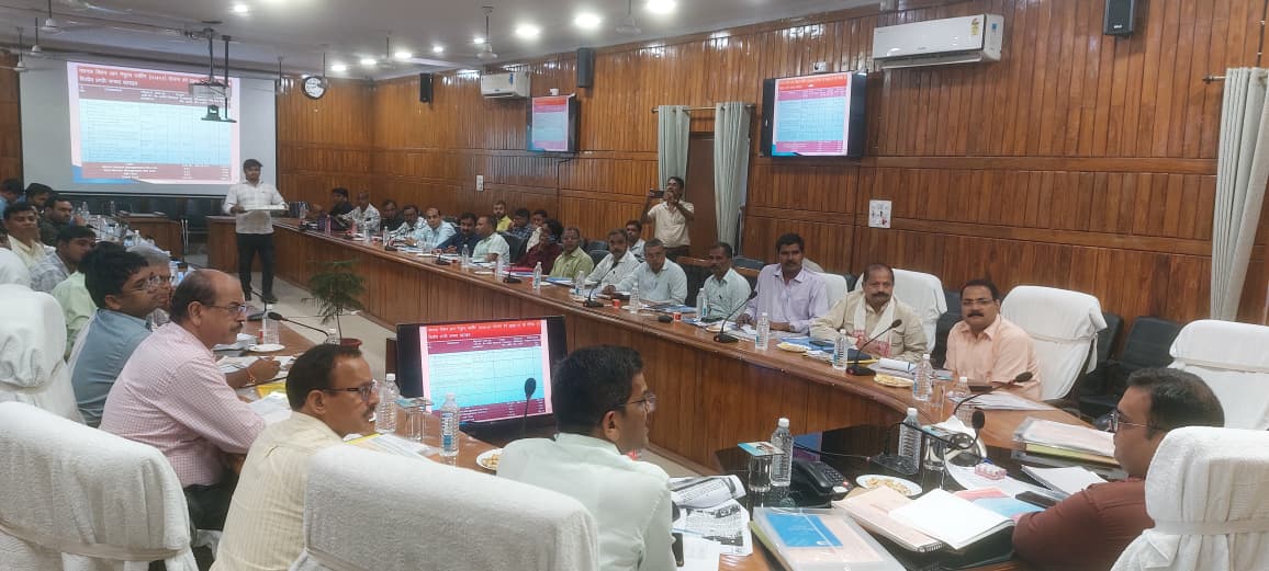 DMBahraich's tweet photo. डीएम अक्षय त्रिपाठी की अध्यक्षता में सम्पन्न हुई आत्��ा के गवर्निंग बोर्ड एवं राष्ट्रीय खाद्य सुरक्षा पोषण मिशन योजना की बैठक। जनपद के कृषकों को डॉ राजेंद्र प्रसाद कृषि एवं प्रौद्योगिकी विश्वविद्यालय समस्तीपुर बिहार व भारतीय गन्ना अनुसंधान संस्थान कोयंबटूर के शैक्षणिक भ्रमण पर भेजने के दिये गये निर्देश। @CMOfficeUP  @ChiefSecyUP @UPGovt @InfoDeptUP