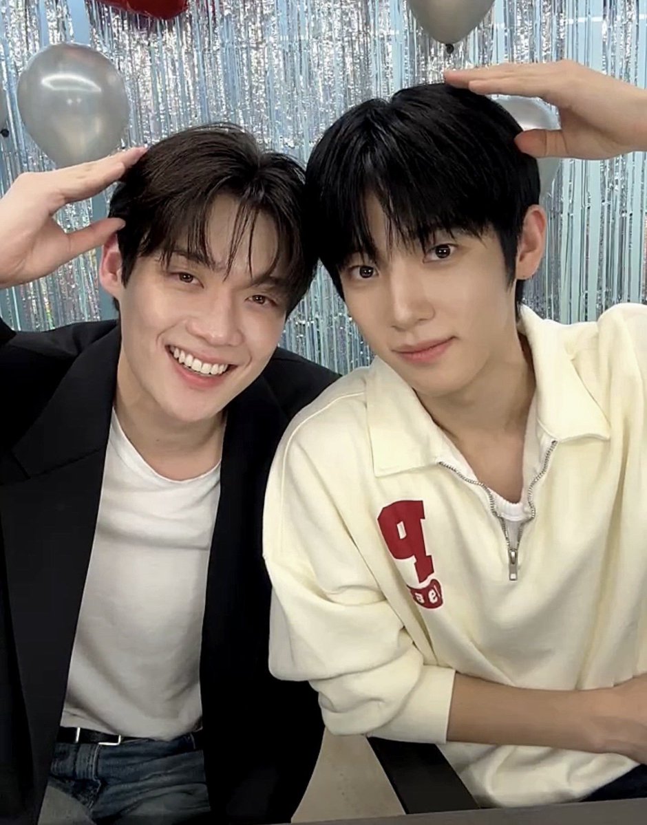 ponbakpao's tweet photo. Yoonsik dan siwoo, habis ini istirahat ya. Siu jangan telat makan, lu berdua jaga kesehatan pls, cuma liat dari layar HP aja kelihatan banget matanya kaya yang capek banget😭 https://t.co/xfjgC6mFZf