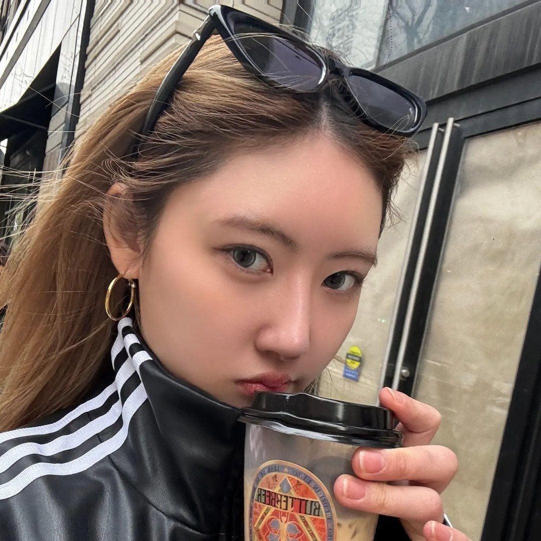 RAMIGLOBAL_'s tweet photo. [ℹ️] Thanks to the help of Insta Monstiez!

It’s a block away from the Harry Potter store in Chicago, ILLINOIS. There were a lot of speculations but thanks to the fans locally they were able to identify it quickly.

#RAMI #라미 #ラミ #SHINRAMI
#BABYMONSTER https://t.co/0RJtsR9ng1