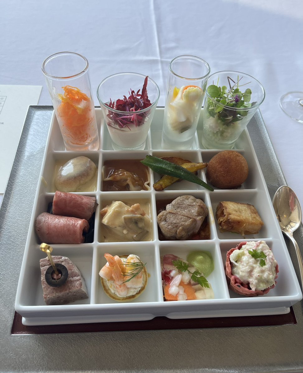 TAMACAT5's tweet photo. うらわ美術館「ネコづくし」展を観た。
歌川国芳を中心とした猫の浮世絵が勢揃い。
見応えあった。展示位置が近いし、人も少ないしで、一枚、一枚舐めるように見た。楽しい。
お昼は思い切ってカジュアルフレンチ。美し過ぎて食べるのがもったいなかった。

#浦和美術館 https://t.co/zD8GXu9E8L