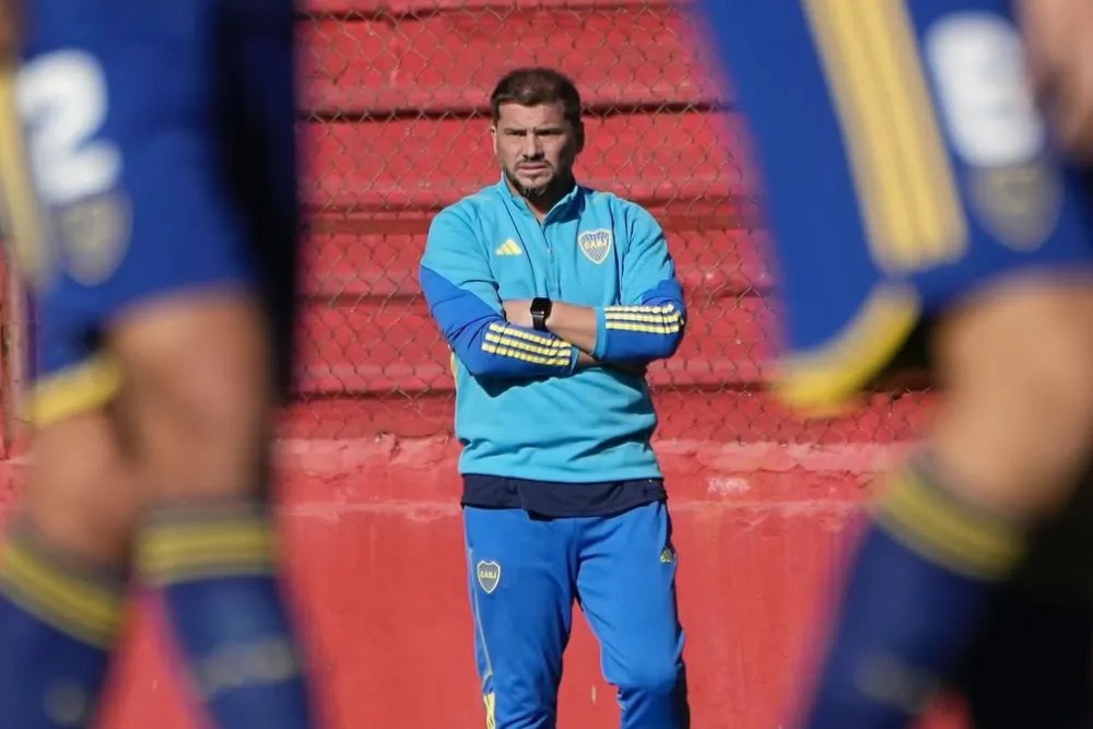 SANGREXENEIZE's tweet photo. Mariano Herrón fue el DT que dirigió en Reserva a Gorosito, Herrera, Rey, Aranda, Flores, Delgado y Di Lollo. Fue también el que los promovió a la categoría.

Está en el club desde 2020 y dirige a la Reserva hace 4 años. Ganó 4 títulos en la divisional. 

Muy buen laburo. https://t.co/4uZpX6OHby