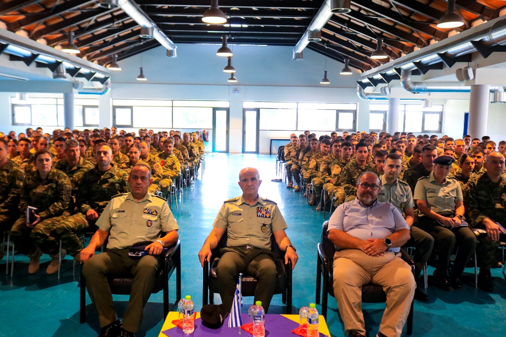 HAspokesman's tweet photo. Επίσκεψη Αρχηγού ΓΕΣ στη ΣΜΥ

Aνακοίνωση Τύπου ➡️ https://t.co/wMQ8elgTV9

#ΕλληνικόςΣτρατός #HellenicArmy https://t.co/LgCXxYX4Jc