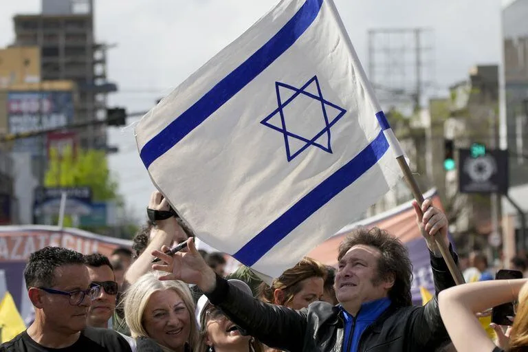 Xwingsss's tweet photo. @Trumperizar Los Pelotudos festejan que se reciben con la bandera de Isra🤢 Nunca con la de Argentina, terribles antipatria. https://t.co/n1NRsluW5X