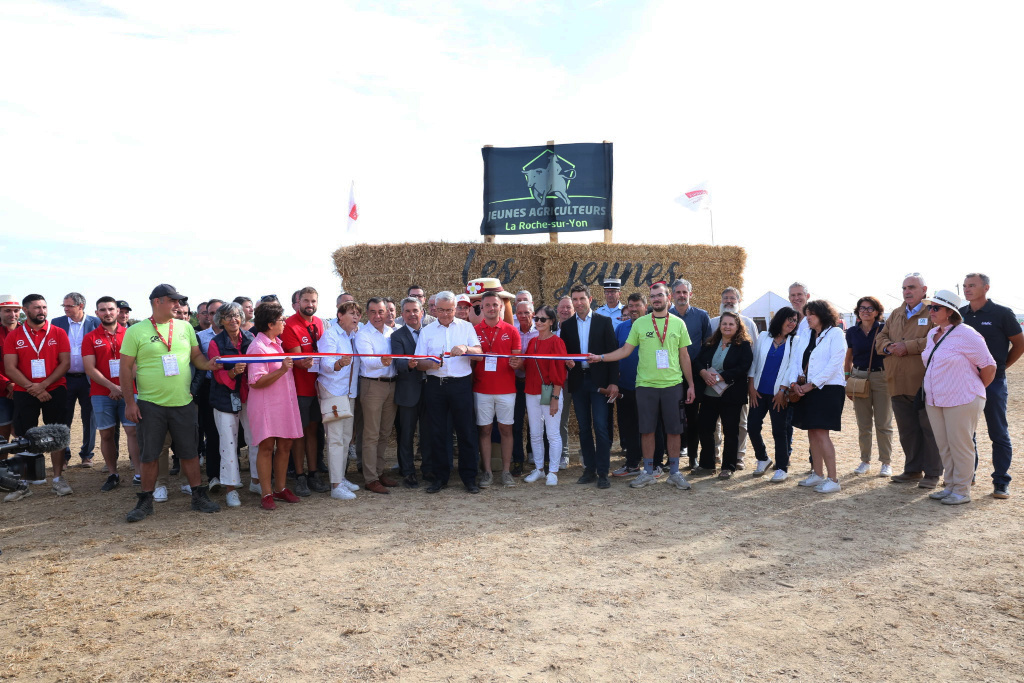 Image de Préfet de la Vendée - #Agriculture 🚜 | Nicolas Regny, sous-préfet et secrétaire général de la préfecture, et Maxime Lecon