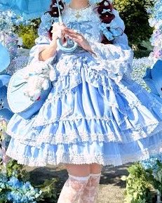 Dreaw_n's tweet photo. 本当に私が着たい服はスナ系でもオフショルでもなくロリータ。でも今の社会でこんなことは言えないし着れない。だからロリータを来た人を見る度この人はきっと中身まで可愛くて美しいんだろうなって思う。早く好きを好きと大きな声で言える世の気になればいいのに。
画像は真梨子様のをお借りしました https://t.co/aMS0y3sqS3