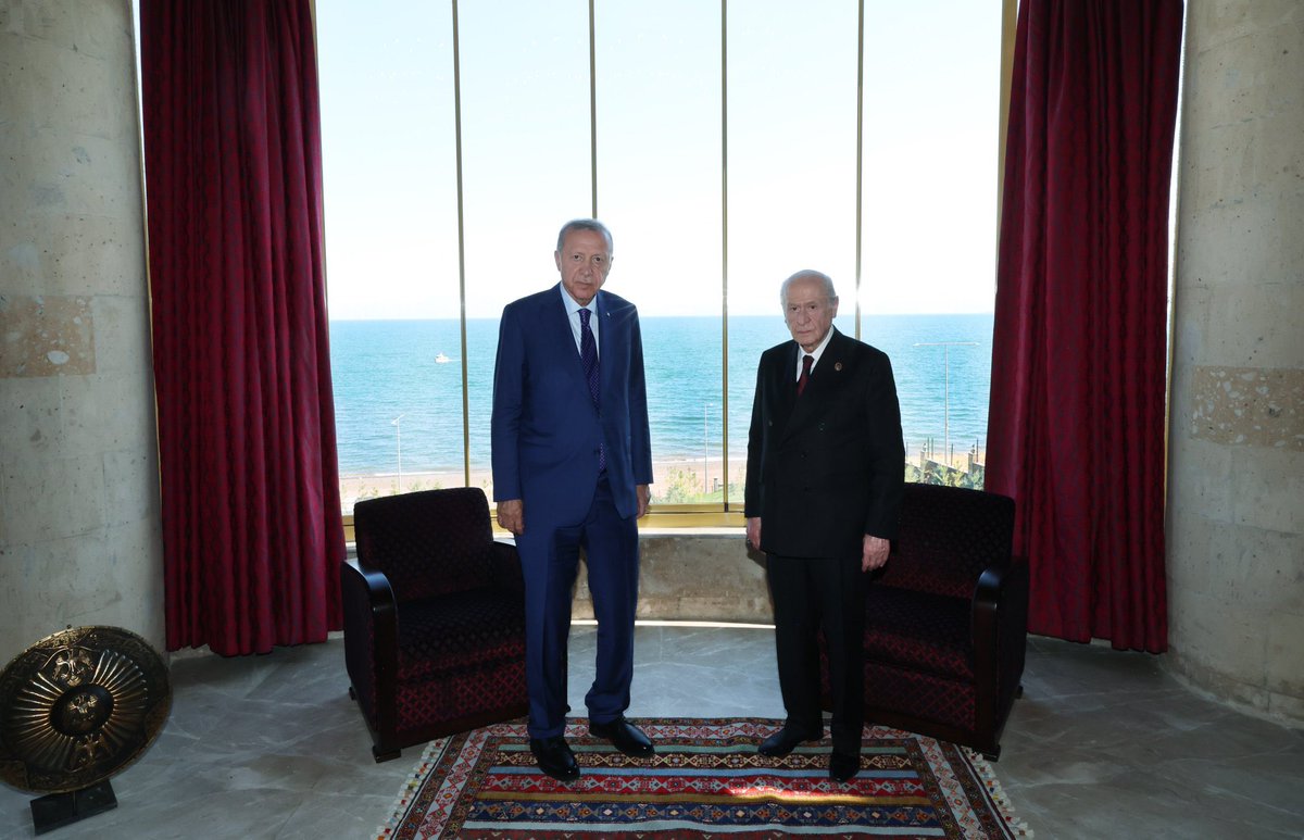halilburakarkaz's tweet photo. Cumhurbaşkanımız Sayın Recep Tayyip ERDOĞAN, Genel Başkanımız Sayın Devlet BAHÇELİ’yi Ahlat’taki konutunda ziyaret etti. https://t.co/4xncTozLKr