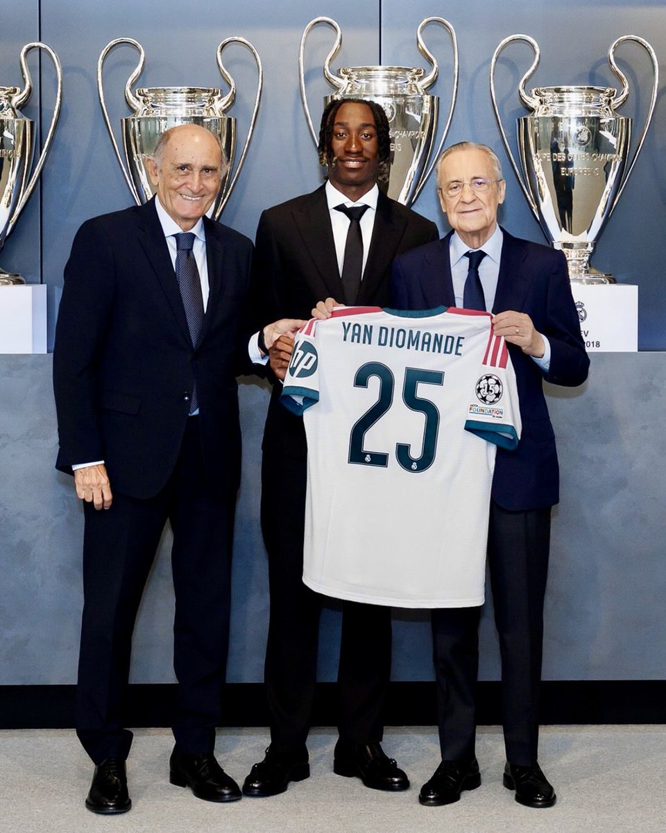 mohammedawaad's tweet photo. تم تقديم أغلى لاعب في تاريخ ريال مدريد ..  دياموندي

لكن بصراحة توقيت التقديم غريب…

اللاعب ظهر مع الفريق في مباراة رسمية في الدوري،  لعب بقميصهم   .. ثم يتم تقديمه

لا يبدو التوقيت طبيعياً مهما كانت مبرراته… https://t.co/b3HYYV0PC6