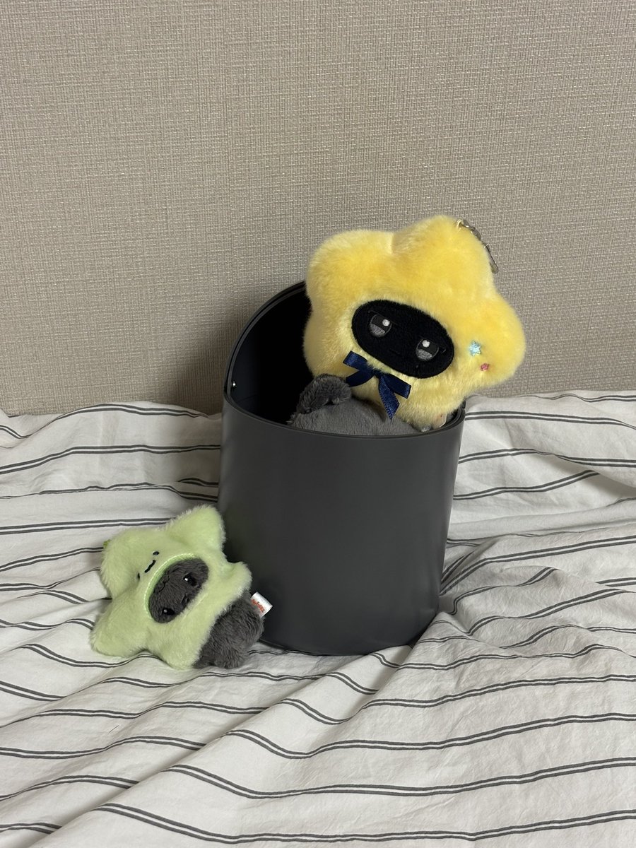 _linini_'s tweet photo. 애니티즈 데스크 휴지통 어떻게 쓰고 계세요..?

저는 도저히 우요냥한테 휴지를 버릴 수 없어
우요냥 보관함으로 전락했습니다..⭐️🐈‍⬛🖤

한마리의 우요냥도 절대 지켜..✨🫪 https://t.co/WMD3BjvA15