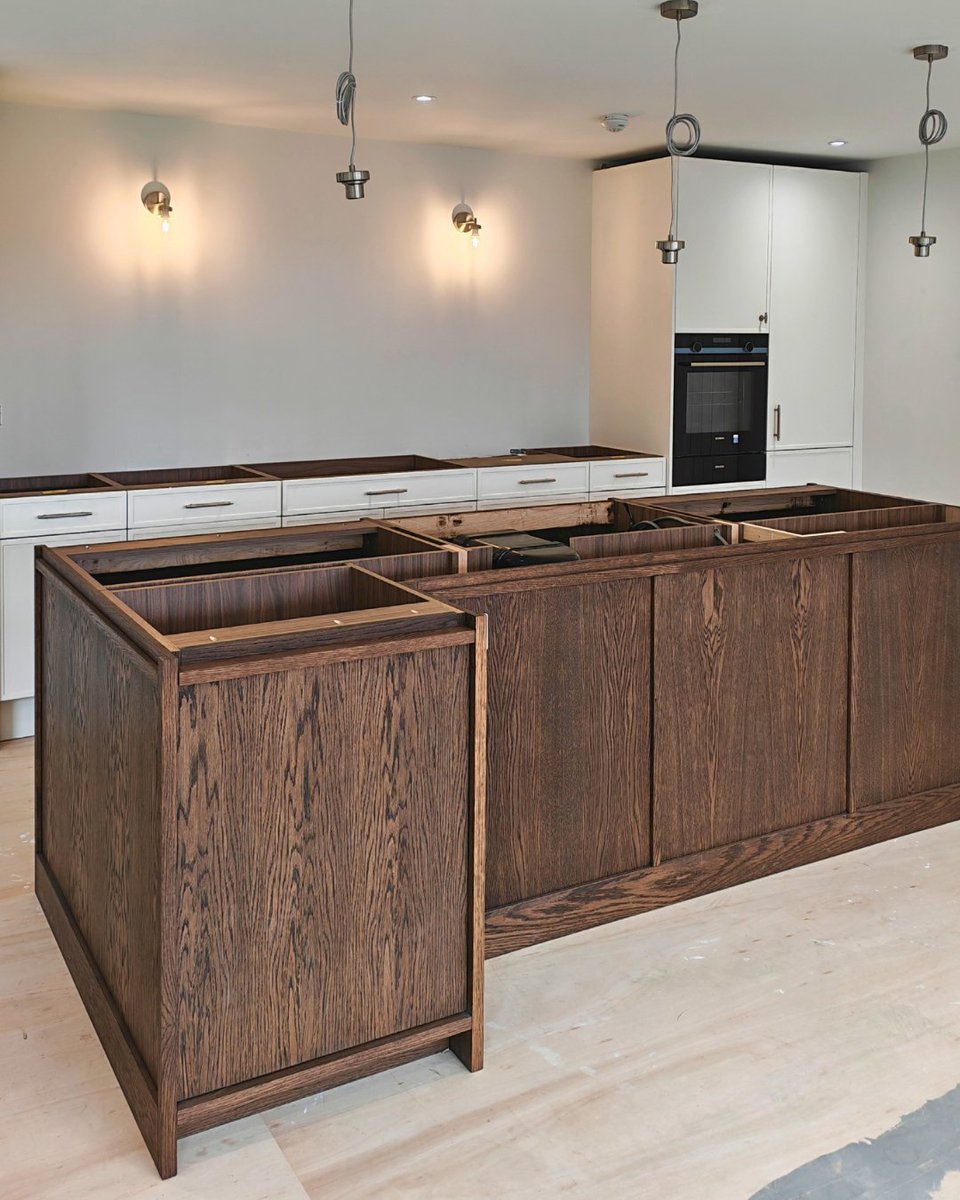 Interior360L's tweet photo. Taking shape.

This bespoke oak island is beginning to define the space, bringing warmth, character and craftsmanship to the heart of the kitchen.

We can't wait to show you the finished result.

#KitchenInstallation #KitchenIsland #Interior360 https://t.co/rAW0QU1L23