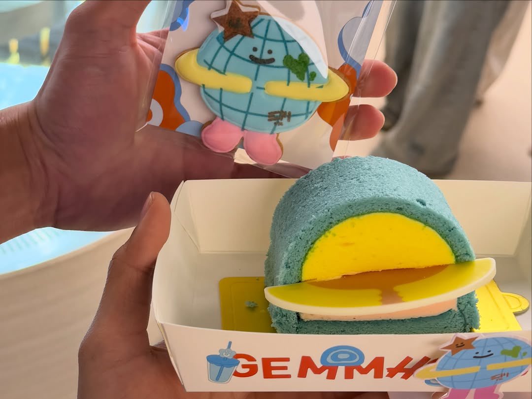 EarthOfficialFC's tweet photo. เอิร์ทมิกซ์เช็คอิน GEMM HOUSE 🌏🩵🪐

IG : theearthe 

Earth Pirapat 
@Earth_Pirapat #EarthPirapat 
#GEMMHOUSE https://t.co/vsZ5nYd2Cl
