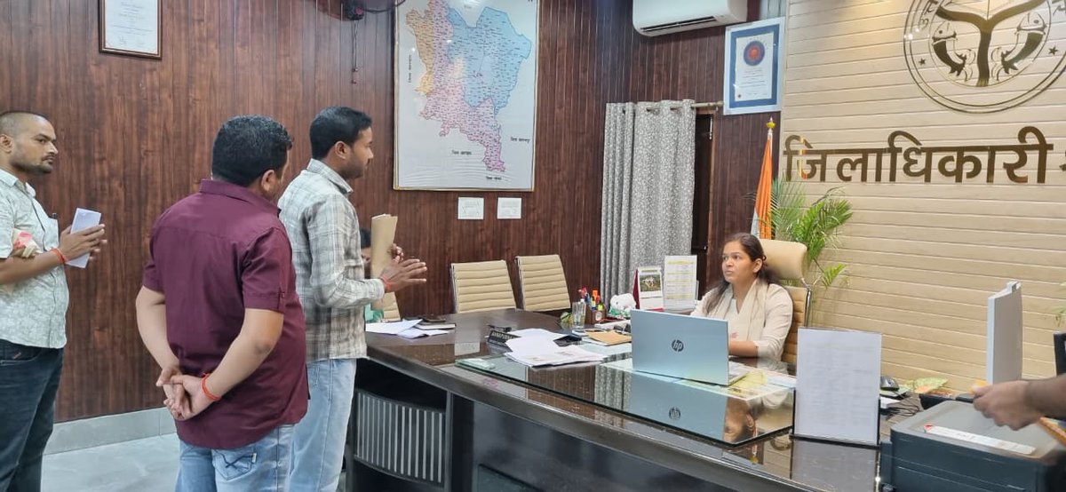 dmshravasti's tweet photo. जिलाधिकारी अन्नपूर्णा गर्ग ने जनता दर्शन के दौरान आमजन की विभिन्न समस्याओं को सुना। भूमि कब्जा, राशन, पारिवारिक विवाद जैसी अन्य 17 शिकायतें प्राप्त हुई। प्राप्त शिकायतों का गुणवत्तापूर्ण निस्तारण हेतु सम्बन्धित अधिकारियों को निर्देशित किया।  @CMOfficeUP @InfoDeptUP https://t.co/HJaz070mNf