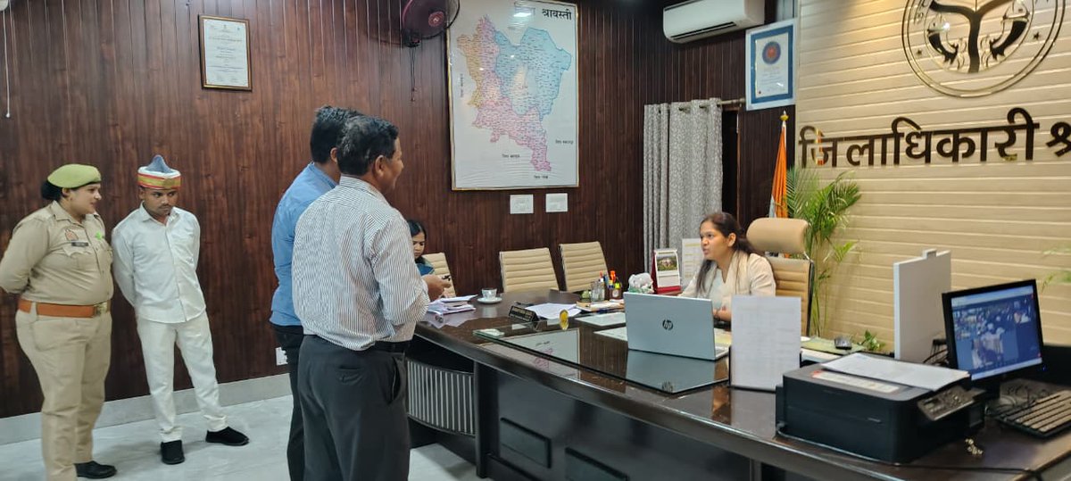 dmshravasti's tweet photo. जिलाधिकारी अन्नपूर्णा गर्ग ने जनता दर्शन के दौरान आमजन की विभिन्न समस्याओं को सुना। भूमि कब्जा, राशन, पारिवारिक विवाद जैसी अन्य 17 शिकायतें प्राप्त हुई। प्राप्त शिकायतों का गुणवत्तापूर्ण निस्तारण हेतु सम्बन्धित अधिकारियों को निर्देशित किया।  @CMOfficeUP @InfoDeptUP https://t.co/HJaz070mNf