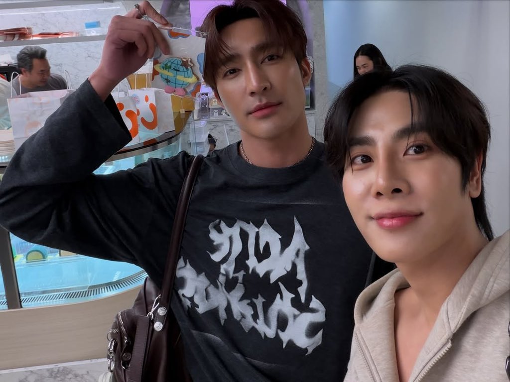 MixOfficialFC's tweet photo. 25/08/26 

IG : theearthe ( Update )

ป๋ากับอ้วนน้อยแวะไปชิมเนื้อโอ้นงับ 🩵

@wixxiws #mixxiw ♡ 
𖥦 #เอิร์ทมิกซ์ , #EarthMix https://t.co/ILUf1X614E
