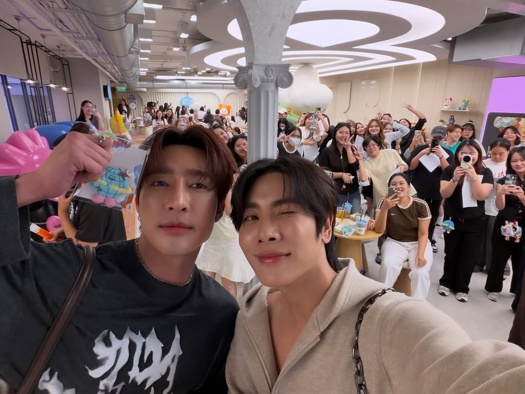 MixOfficialFC's tweet photo. 25/08/26 

IG : theearthe ( Update )

ป๋ากับอ้วนน้อยแวะไปชิมเนื้อโอ้นงับ 🩵

@wixxiws #mixxiw ♡ 
𖥦 #เอิร์ทมิกซ์ , #EarthMix https://t.co/ILUf1X614E