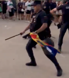 cullera5's tweet photo. En RTVE estaban diciendo ahora que Interior apunta a que no se requisó ninguna estelada.

Mirad al de la porra amenazando a la gente de ir a por ellos con una estelada en la mano, supongo que se la estaba sujetando al MENOR DE EDAD mientras sus comapñeros abusaban de él... https://t.co/C78kk5eQjf