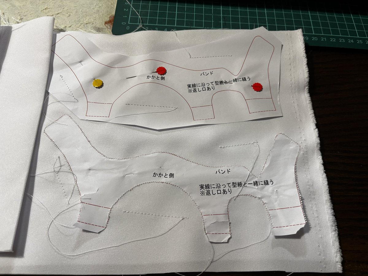 DuffyTapioka0's tweet photo. メイちゃんのサンダル作ってます
これをこうしたりします
M「かみをびりびり？たのしそう！」 https://t.co/mPXfyBqcnj