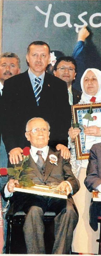 bulent_arinc's tweet photo. Mehtap Yılmaz isimli haya yoksunu kişi ve yazdıkları hakkında birkaç kelâm etmem gerekir.

Geçtiğimiz gün Peygamber Efendimizinin doğumunu kutladık. Onun güzel bir hadisini hatırlıyorum:

"Adalet güzeldir, fakat idarecilerde daha güzeldir. Cömertlik güzeldir, ama zenginlerde daha güzeldir. Takva güzeldir, lakin alimlerde daha güzeldir. Sabır güzeldir, ancak fakirlerde daha güzeldir. Tövbe güzeldir, fakat gençlerde daha güzeldir.Haya güzeldir, lakin kadınlarda daha güzeldir."

Burada dikkat çekmek istediğim haya, yani utanma konusudur. Yine Peygamber Efendimizin “Hayası olmayan dilediğini yapar.” diye de bir hadisi vardır ki bu hadis, utanma duygusu kalmamış bir insanın pervasızca her şeyi yapabileceğini ifade eder.

Bu edepten, hayadan yoksun kadına cevap vermek zorunda olduğum için üzülüyorum. Çünkü bu kadın daha önceleri de hakkımda iftira ve hakarette bulunmuş, iffetimize kadar girmişti. Bu sebeple hakkında dava açtım ve dava sonucunda da kendisi mahkûm oldu. Hatta bizden önce Temel Karamollaoğlu Bey ve bazı arkadaşların ailelerine de hakaret ettiği için mahkûm olmuştu. Bu yüzden mahkeme cezasını ertelemedi. 

Bu kadının işi gücü, saygın insanlara hakaret etmek, çirkin ve edepsiz üslupla saldırmaktır. Bu yazısını da dava edeceğim. Bu sebeple avukatıma talimat verdim. Adli yılın yeniden başlamasıyla bu kadın elinde bir dava dilekçesi bulacaktır. Tazminat talebimizi de aynı zamanda yazı yazdığı mecranın sahibine de yönelteceğim.

Bu kadın her zaman yaptığı gibi Melek İpek Hanımefendi'nin elini öperken fotoğrafımı koymuş ve benden yaşça küçük kadının elini öpmeyi de bir aşağılama sebebi saymış. Bu cahil kadına hatırlatmak isterim ki Melek Hanım benden yaşça çok büyüktür. Elini öpmemin tek sebebi de vakıflardan sorumlu olduğum Başbakan Yardımcılığım döneminde 'Yılın Vakıf Annesi' seçilmesiydi.

İkinci bir hatırlatmayı da şöyle yapmak isterim; aşağıya bazı fotoğraflar koyuyorum, bu fotoğraflardaki kişileri her halde tanıyacaktır. İçlerinde ben yokum ama o dönem Başbakan olan Sayın Cumhurbaşkanımız, eşleri, Nevin Gökçek, Cemil Çiçek Bey'in eşi görülüyor. Hepsi çok değerli insanlardır ve bu insanlar Melek Hanım'a yaptığı hayır hizmetleri karşılığı onlarca kez teşekkür ve takdir plaketi verdiler. Bu kişileri ve başka saygın insanları da FETÖ'cülükle suçlayamaz her halde.

Paylaştığım fotoğraftaki isimleri kast etmiyorum ama Ankara'da benim de Başbakan Yardımcısı olduğum zamanlarda siyasetçilerin ve pek çok yüksek bürokratın hemen her hafta bu aileye ait olan tatil köyünde günlerce tatil yaptıklarını da biliyorum. Ben onların içinde de yokum. O tatil köyüne de hiç uğramadım, Melek Hanımla herhangi bir ticari ilişkim veya ona özel bir sempatim de olmadı.