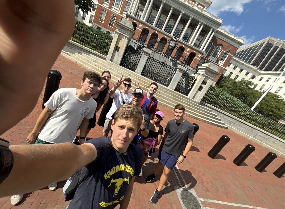 CleanH2OMA's tweet photo. Hate plastic pollution? Worried about rising energy costs? Clean Water Action and 100 @TuftsUniversity  students are teaming up this weekend to talk to Boston residents about issues we all care about from Zero Waste dining to data centers! See you out there! https://t.co/TL5a7fh9Jg