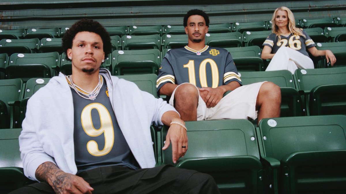 diegogarcia00's tweet photo. Nueva exitosa colección Rivalries 2026, de @Nike y la @NFL 

Segundo año del programa rindiendo  homenaje este año a las ocho legendarias franquicias de la NFC North y la AFC South. 

Aquí está la de @packers 

#GoPackGo https://t.co/40OLFEgL2p