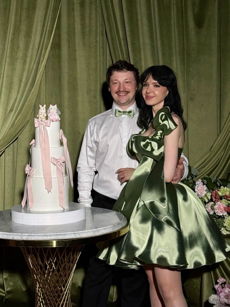 pollimondollz's tweet photo. Япония, мы в магазине сильваниан фэмилис. В шутку говорю, что свадебные зайчики однажды будут у нас на торте 👀 Паша куда-то исчезает, возвращается с гача шариком, я убираю его в сумку 👍 Паша настаивает открыть, а там КОЛЬЦО 🤧 https://t.co/uHaZQyIy1e