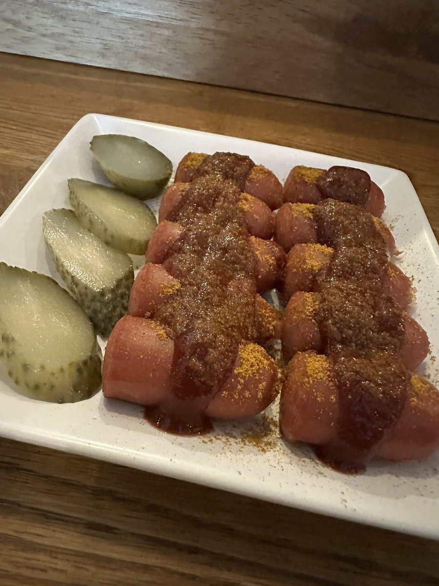 katayabya's tweet photo. ねこにひきとホップスナイパーIPAとカリーヴルストで！美味かった https://t.co/VTWyFLF0Z3