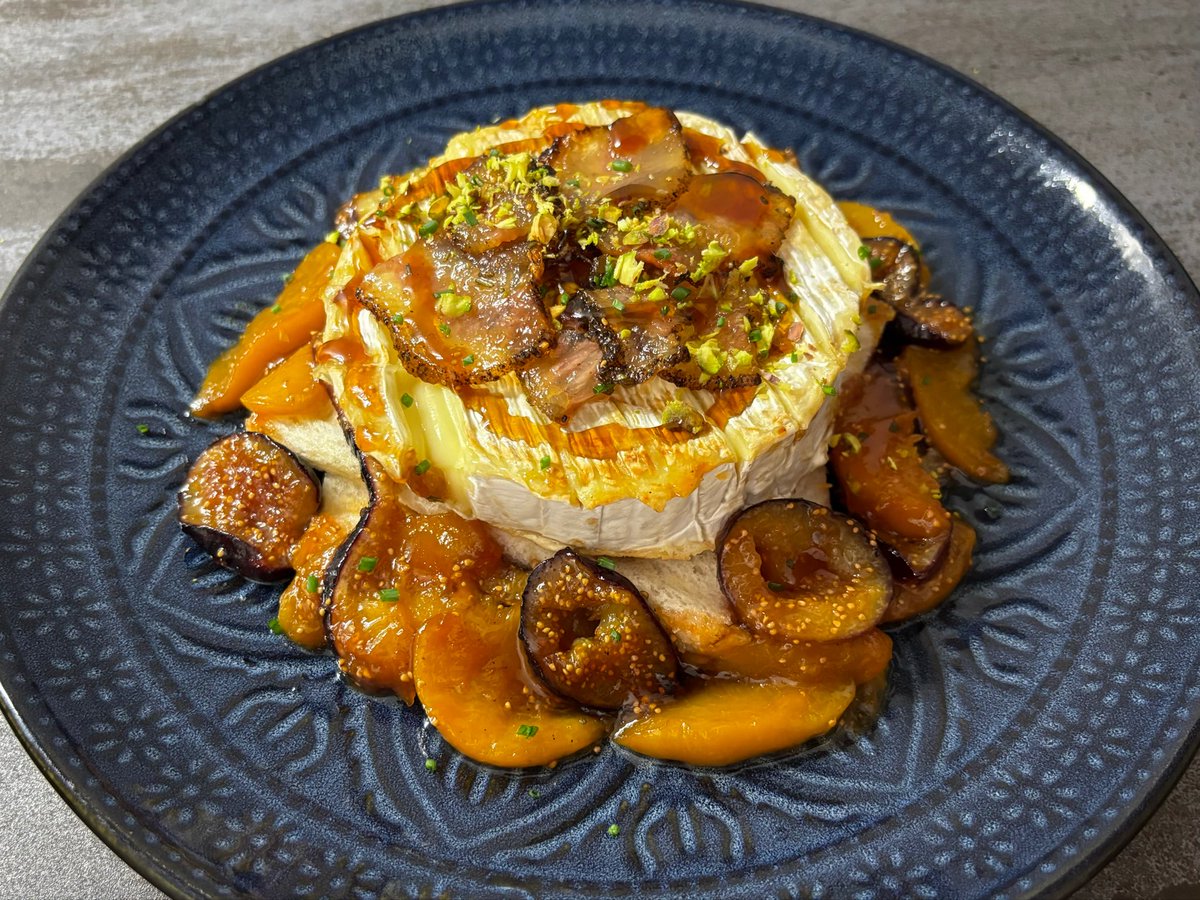 NUCA_hoshi's tweet photo. Queso #Camembert con #Higos #Albaricoques confitados y #Guanciale 🤤sin palabras🤤 https://t.co/tbr1wkCWe2