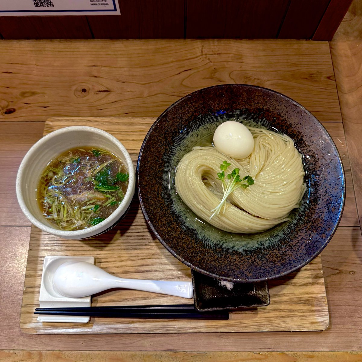 harapecooh29's tweet photo. ラーメン健やか @三鷹
【夏季限定】冷やし伊吹いりこつけ麺¥1150
味玉¥200

中細のストレート麺は昆布水が絡みつるりとコシのある食感！つけ汁はキンキンに冷えたいりこ出汁で小麦が引き締まるようで喉越し抜群になる夏季限定仕様！洗練されたシンプルの極みのような美味しさ！ご馳走様でした！ https://t.co/ceYUvJVfs5