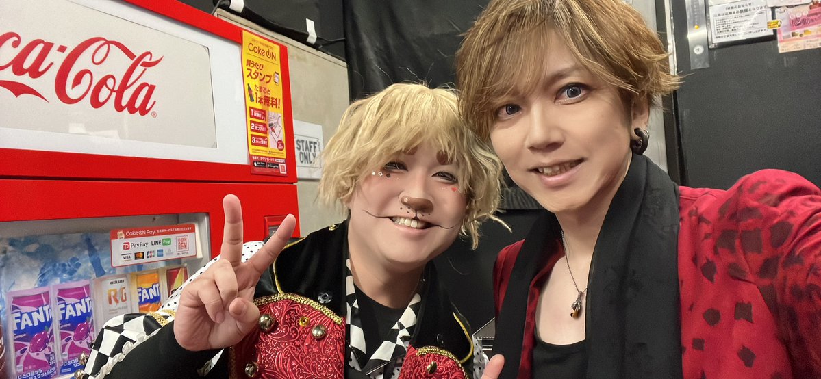 yuhra_grooving's tweet photo. 昨日は連撃ありがとうございました😊
HEROさん、ベビキンさん、ゲストアーティストの皆様のファンの皆様ありがとうございました😊
画像はもにょくんとライブ前のギラついたショット。
本日は朝からリハで忙しくて更新忘れてた🥺

良いイベントでしたね！
尽くんが復帰したらまたぜひ2マンでも！ https://t.co/nMsO60iuAv