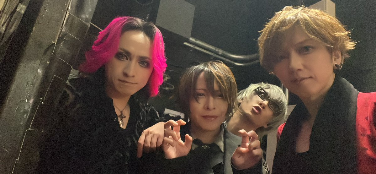 yuhra_grooving's tweet photo. 昨日は連撃ありがとうございました😊
HEROさん、ベビキンさん、ゲストアーティストの皆様のファンの皆様ありがとうございました😊
画像はもにょくんとライブ前のギラついたショット。
本日は朝からリハで忙しくて更新忘れてた🥺

良いイベントでしたね！
尽くんが復帰したらまたぜひ2マンでも！ https://t.co/nMsO60iuAv