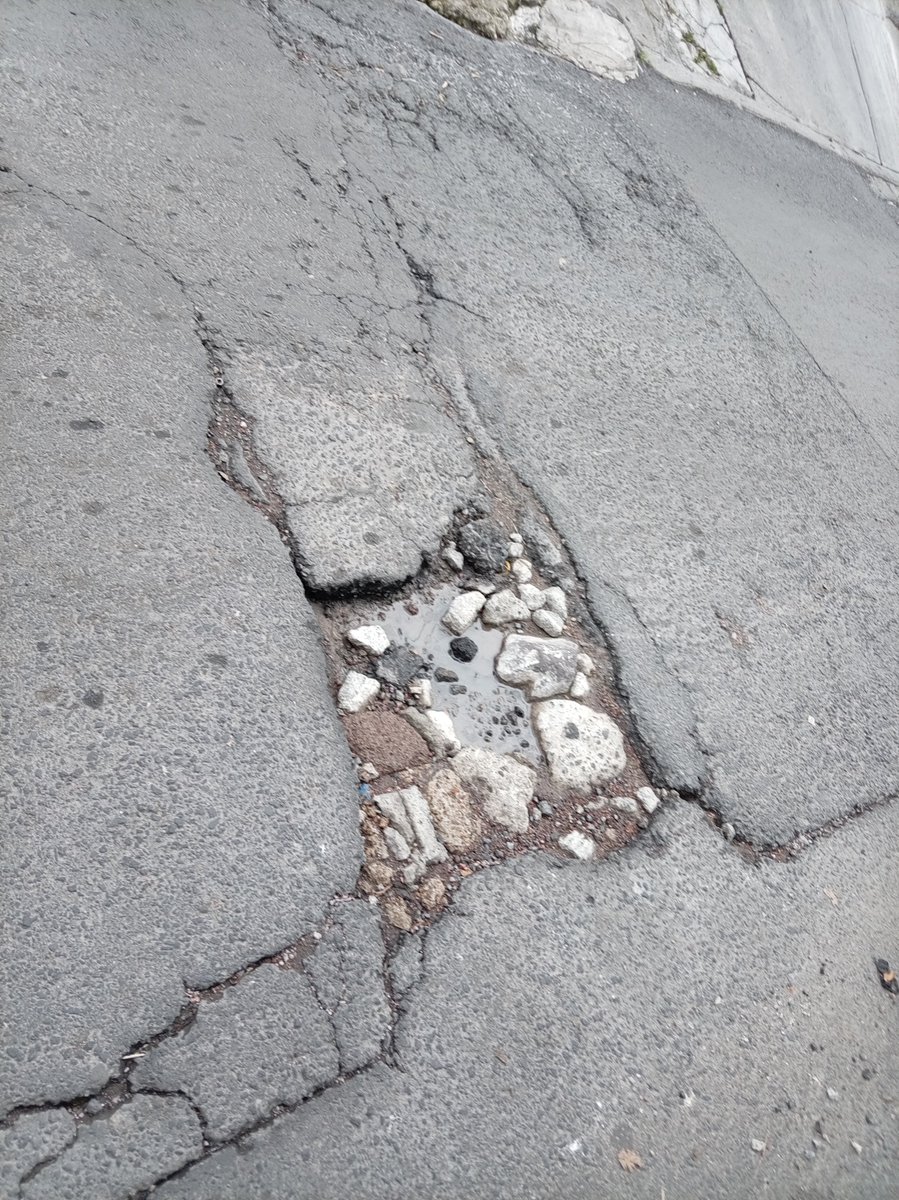 elmaang706's tweet photo. @ClaraBrugadaM Mejor dígale a sus al alcaldesas que tapen los baches son un asco dus calles señora tlalpan no soporta otra, administración de Gabriela https://t.co/7iaReJNreZ