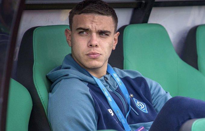 lewysta's tweet photo. Dynamo Kiev ile ilk olumsuz temaslar sonrası Ponomarenko ile sözleşme uzatılmıştı. 
Oyuncuya yeni sözleşmesinde serbest kalma maddesi eklendi ve bu bedel 45M€.

Oyuncunun çıktığı son 4 lig maçında 3 golü var ve yeni sözleşmeyle beraber Dynamo Kiev tarafının en azından serbest kalma maddesine yakın bir bonservis isteyeceğini düşünüyorum. 

Yönetim geçmişte çok daha uygun bir bedelle transfer edebileceği bir oyuncuyu transferleri son güne bırakması nedeniyle yine zora soktu.

Umarım gelir takıma ve camiaya katkı sağlayabileceğini düşündüğüm bir oyuncu ama maalesef durumlar bu şekilde.